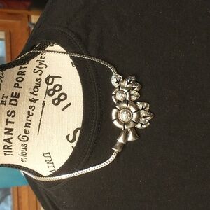 Vintage silver tone flower necklace